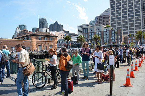 Ferry passengers waiting in line on second day of BART strike, photo by Steve Rhodes.